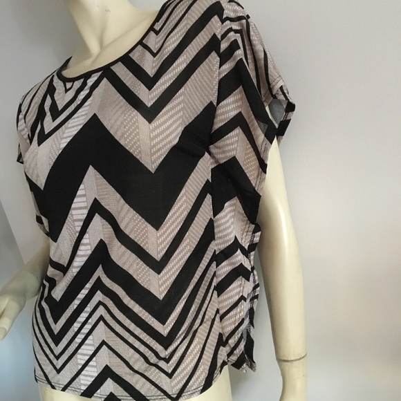 Pretty Good zig zag capsleeve Ruffle Top - Picture 4 of 8